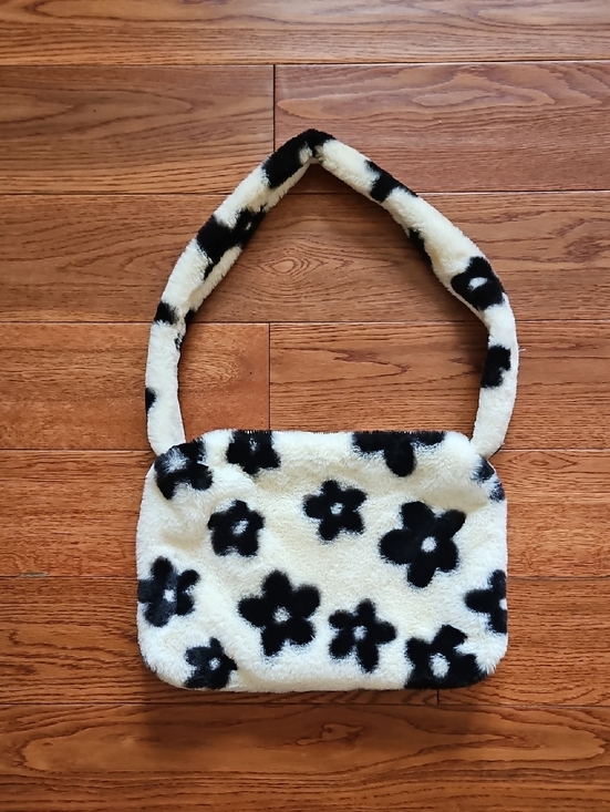 The Unbranded Brand Handbags - Faux Fur Flower Print Shoulder Bag in Black & Cream